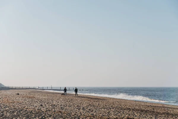 Vista panorâmica da praia Horsey Gap na primavera, silhuetas de peo — Fotografia de Stock