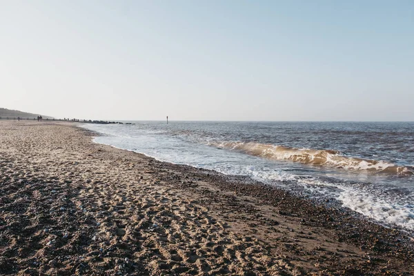 Horsey Gap beach, Norfolk, UK, силуэты неопознанного гороха — стоковое фото