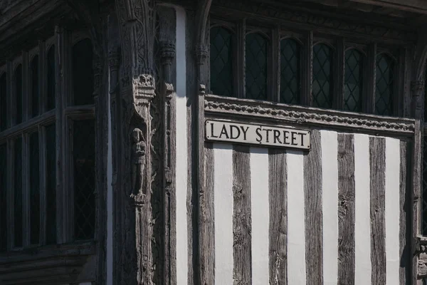 Dame Straße Namensschild an Fachwerkhaus in England, — Stockfoto