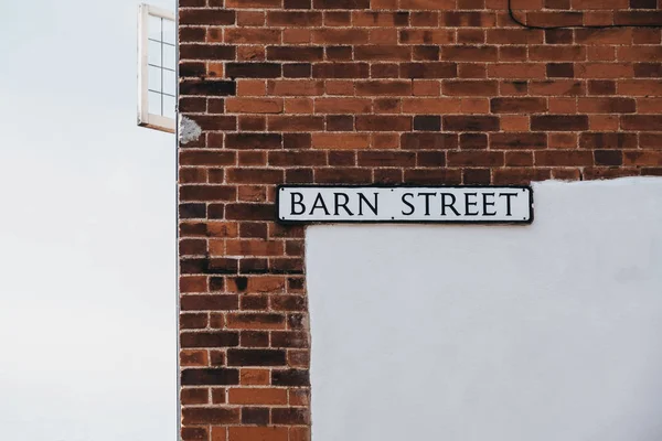 Cartel con el nombre de Barn Street en una casa en Inglaterra, Reino Unido . — Foto de Stock