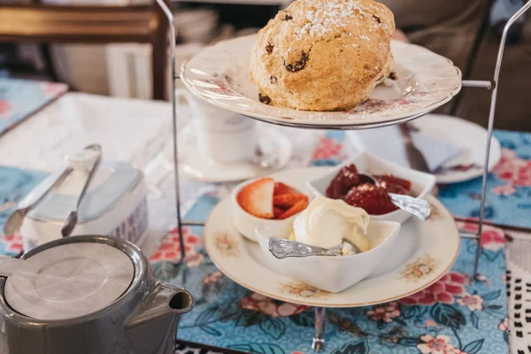Meyve çörekler, reçel ve krema, İngiltere'de ikindi çayı olarak bilinen, hizmet