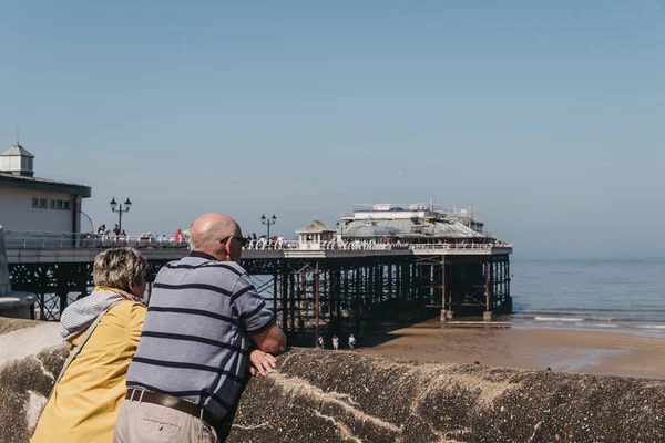 Senior couple enjoying sunny day by the sea in Cromer, Norfolk, — Stock Photo, Image