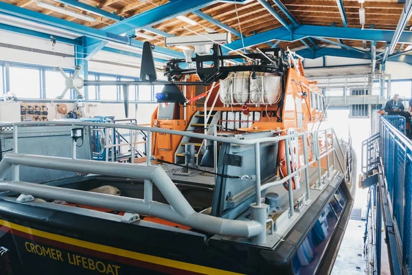Salva-vidas dentro da estação de salva-vidas RNLI em Cromer, Norfolk, Reino Unido . — Fotografia de Stock