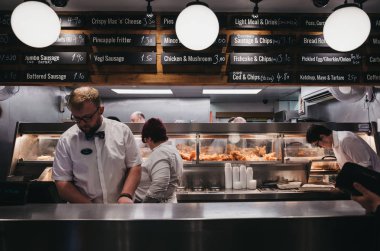Fransız balık ve cips dükkanı içinde balık ve cips hizmet Personel 
