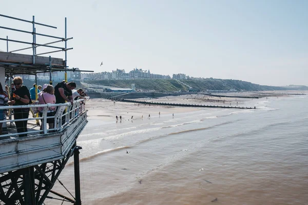 People catching crabs with buckets lowered from Cromer pier, Nor — Stock Photo, Image