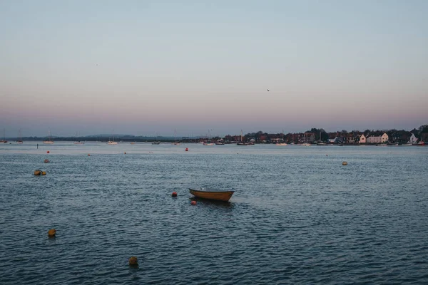 Fischerboote, die bei blauem Himmel am Brunnen neben dem Seehafen festgemacht haben — Stockfoto