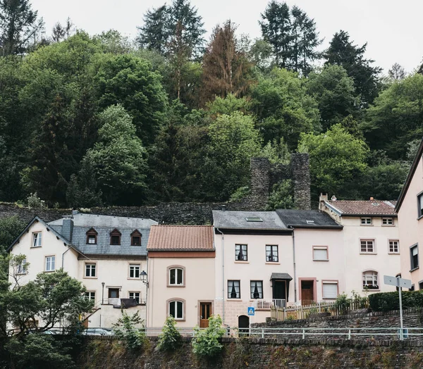 Gevels van typisch Luxemburgse huizen in Vianden, Luxemburg. — Stockfoto