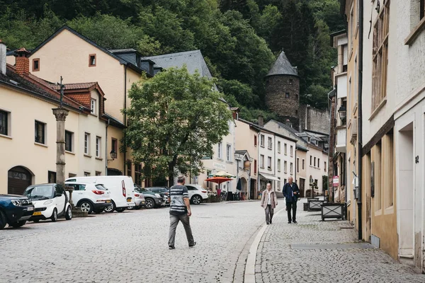 Mensen die op straat wandelen in Vianden, Luxemburg. — Stockfoto