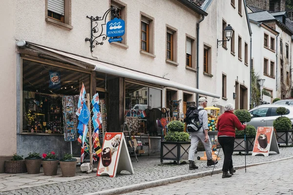 Senior toeristen wandelen langs een cadeauwinkel in Vianden, Luxemburg. — Stockfoto