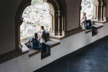 Vianden Kalesi, Lu pencerelerin görünümleri hayran insanlar