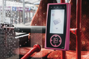 Lüksemburg cit bir otobüste modern dijital bilet ve kart okuyucu