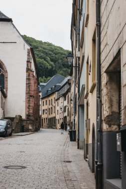Vianden, Lüksemburg 'da bir sokakta yürüyen insanlar.