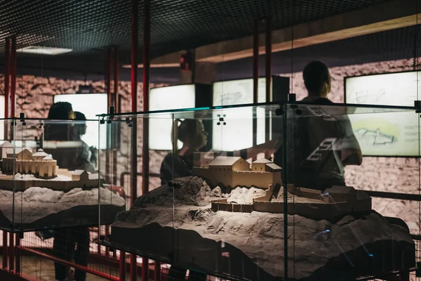 Vianden Kalesi, Lüksemburg, backgroung üzerinde insanlar modeli. — Stok fotoğraf