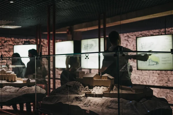 Vianden Kalesi, Lüksemburg, backgroung üzerinde insanlar modeli. — Stok fotoğraf