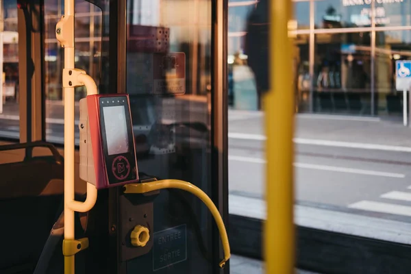 Modernes digitales Ticket und Kartenlesegerät in einem Bus in Luxemburg — Stockfoto