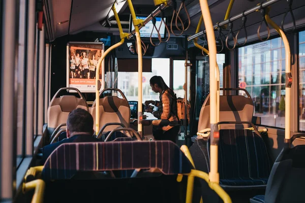 Pessoas em um ônibus em Luxembourg City, Luxemburgo . — Fotografia de Stock