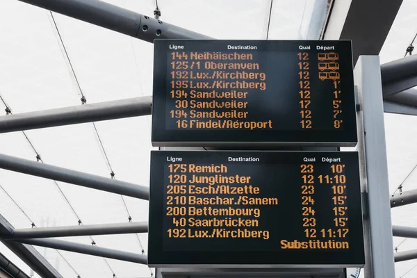 Nahaufnahme der Busabfahrtstafel an einem Bahnhof in Luxemburg-Stadt, — Stockfoto