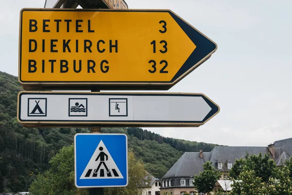Wegweiser an einer Straße in Vianden, Luxemburg. — Stockfoto