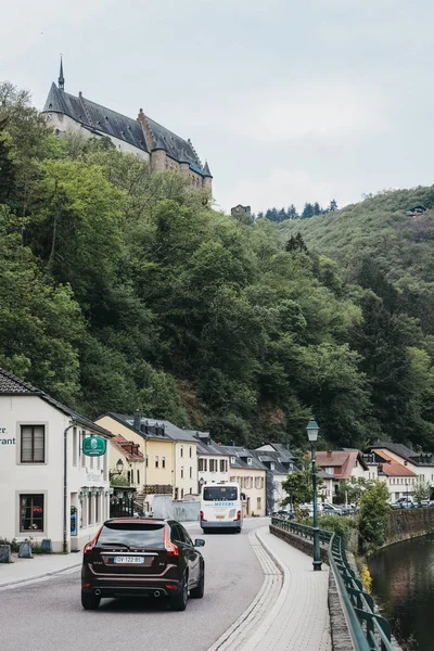 Coches en una carretera en Vianden, Luxemburgo . — Foto de Stock