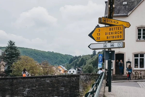 Directionele borden op een weg in Vianden, Luxemburg. — Stockfoto