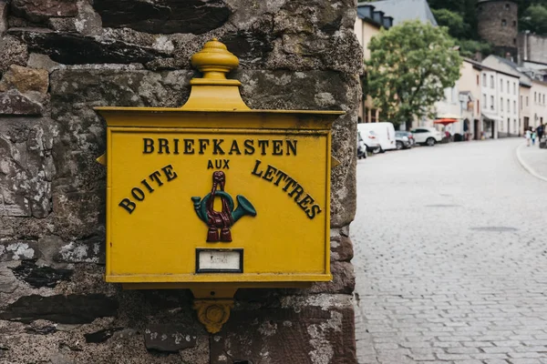 Caixa de correio amarela numa parede em Vianden, Luxemburgo . — Fotografia de Stock