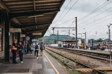 Ettelbruck, Luxemb'te bir tren istasyonu platformunda yürüyen insanlar