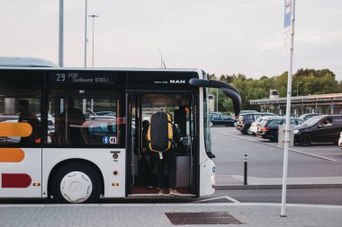 Lüksemburg City, Lux bir otobüse binen büyük bir sırt çantası ile Adam