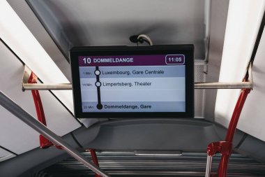 Lüksemburg City, Lüksemburg'da bir otobüste dijital rota ekranı.