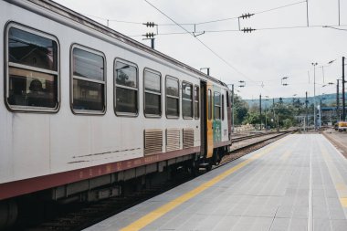 Ettelbruck, Lüksemburg istasyonunda bir platformüzerinde eski tren.