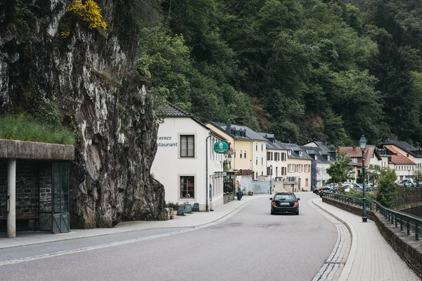 Auto auf einer straße in vianden, luxembourg. — Stockfoto