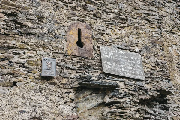 Πινακίδες σε τοίχο του κάστρου Vianden, Λουξεμβούργο. — Φωτογραφία Αρχείου