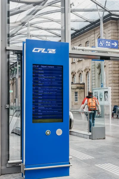 Avgångs tavla med tåg avboknings varning utanför Gare — Stockfoto