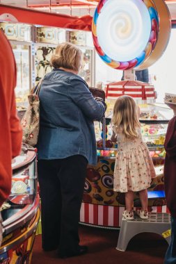 Anne ve kızı Crom deniz kenarında arcade oynuyor