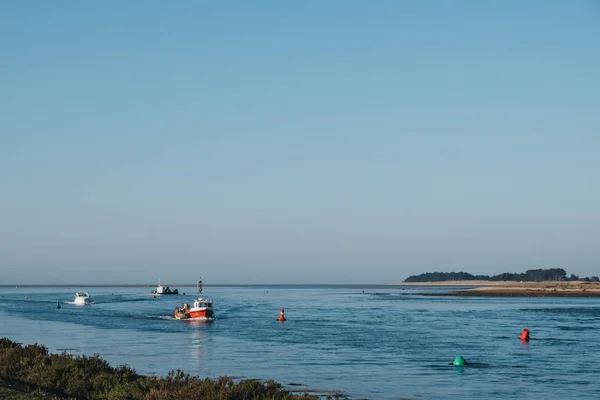 Fischerboote bei der Ankunft in den Brunnen-next-the-Sea-Port, Norfolk, — Stockfoto