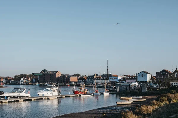 Verschiedene Boote, die am Brunnen-neben-dem-Meer-Hafen auf einem sonnigen — Stockfoto