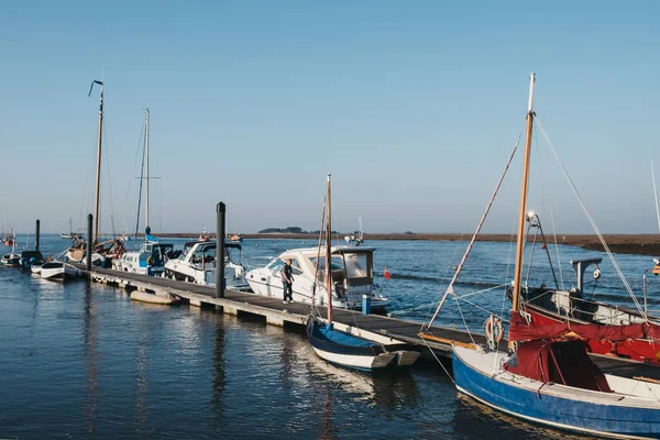 Olika båtar förtöjda av Wells-Next-The-Sea Port, Norfolk — Stockfoto