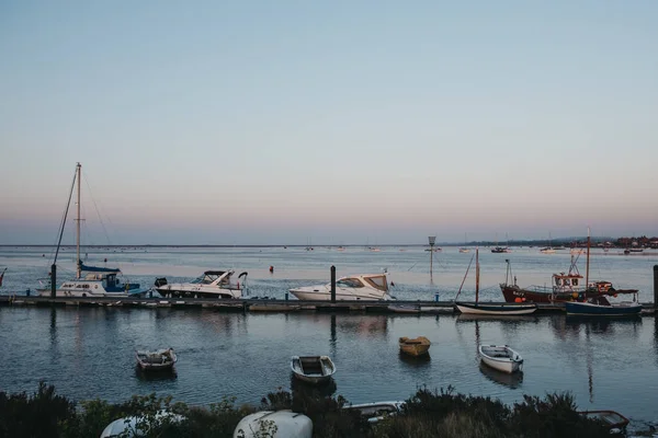 Boote, die während der blauen Stunde am Brunnen-neben-dem-Seehafen festmachen, nein — Stockfoto