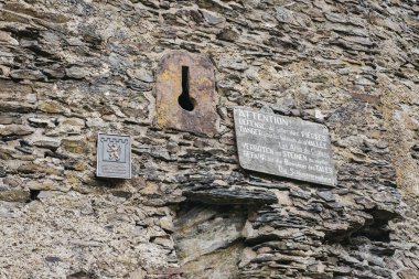 Vianden Kalesi duvarındaki tabelalar, Lüksemburg.