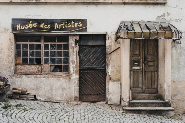 Fachada de um Musee des Artistes abandonado em Vianden, Luxemburgo — Fotografia de Stock