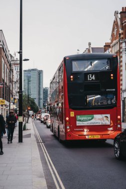 Kırmızı çift katlı otobüs ve arabalar Tottenham C trafikte kuyruk