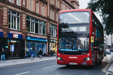 Tottenham Co Kuzey Finchley doğru Kırmızı çift katlı otobüs 134