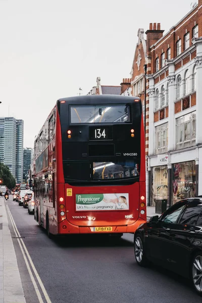 Kırmızı çift katlı otobüs ve arabalar Tottenham C trafikte kuyruk