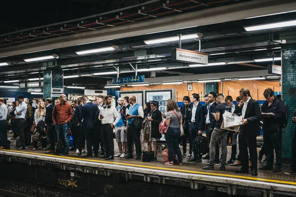 Grande grupo de pessoas em uma plataforma da estação de Moorgate, Londres — Fotografia de Stock