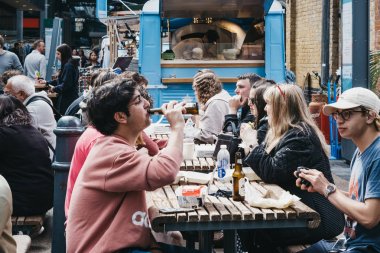 Spitalfields Market, Lond içinde yiyecek ve içeceklerin tadını çıkaran insanlar