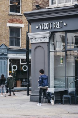 Veggie Pret A Manger'ın yanından geçen insanlar, Londra, İngiltere.