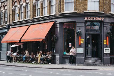 Shoredit Hoxton 7 bar açık masalarda oturan insanlar