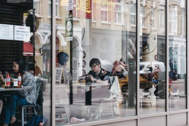 Xian Biang Biang restau içinde insanların penceresinden görünümü