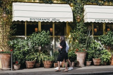 Gloria'nın yanından geçen insanlar, Shoreditch, Lo'daki İtalyan restoranı