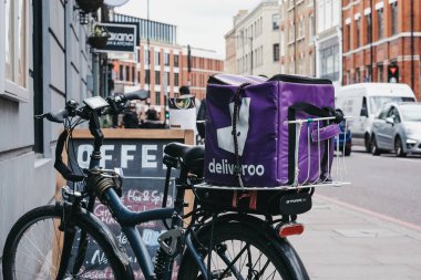 Deliveroo bisiklet Doğu Londra, İngiltere'de bir sokakta park.