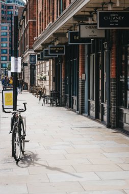Spitalfields Market, Lond'daki dükkanların yanında park etmiş bisiklet